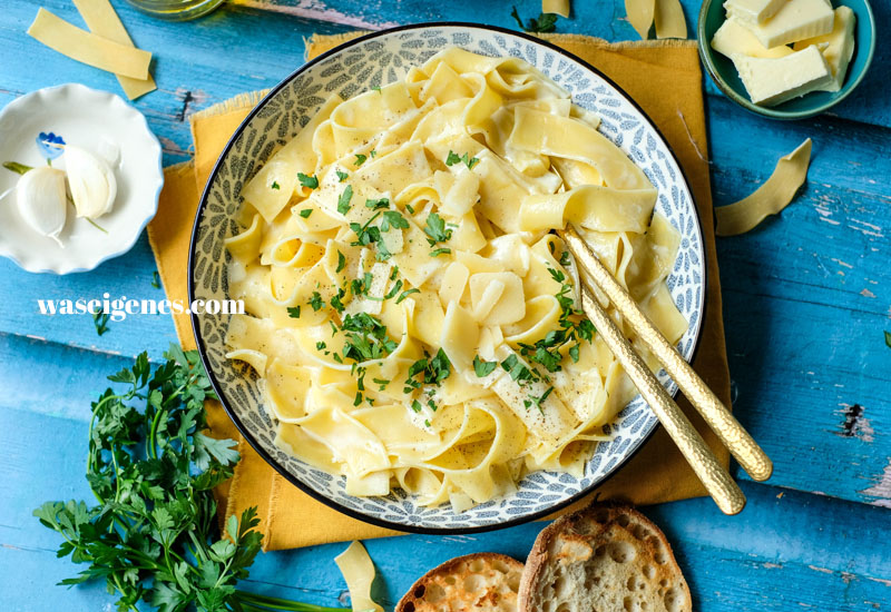Rezept: Cremige Pasta Alfredo - ganz einfaches Pasta-Rezept mit einer köstlichen Butter-Parmesan-Sahne-Soße | waseigenes.com