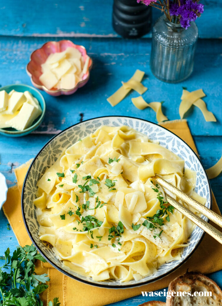 Rezept: Cremige Pasta Alfredo - ganz einfaches Pasta-Rezept mit einer köstlichen Butter-Parmesan-Sahne-Soße | waseigenes.com