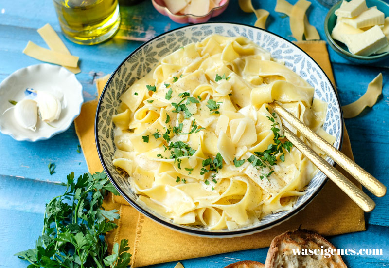 Rezept: Cremige Pasta Alfredo - ganz einfaches Pasta-Rezept mit einer köstlichen Butter-Parmesan-Sahne-Soße | waseigenes.com