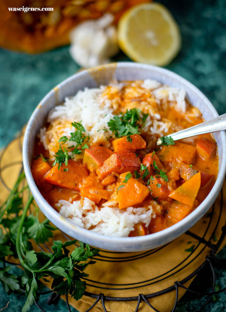 Cremiges Kürbis Curry Rezept mit Kokosmilch & Reis – einfaches Herbstrezept | waseigenes.com