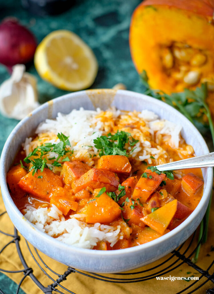 Cremiges Kürbis Curry Rezept mit Kokosmilch & Reis – einfaches Herbstrezept | waseigenes.com