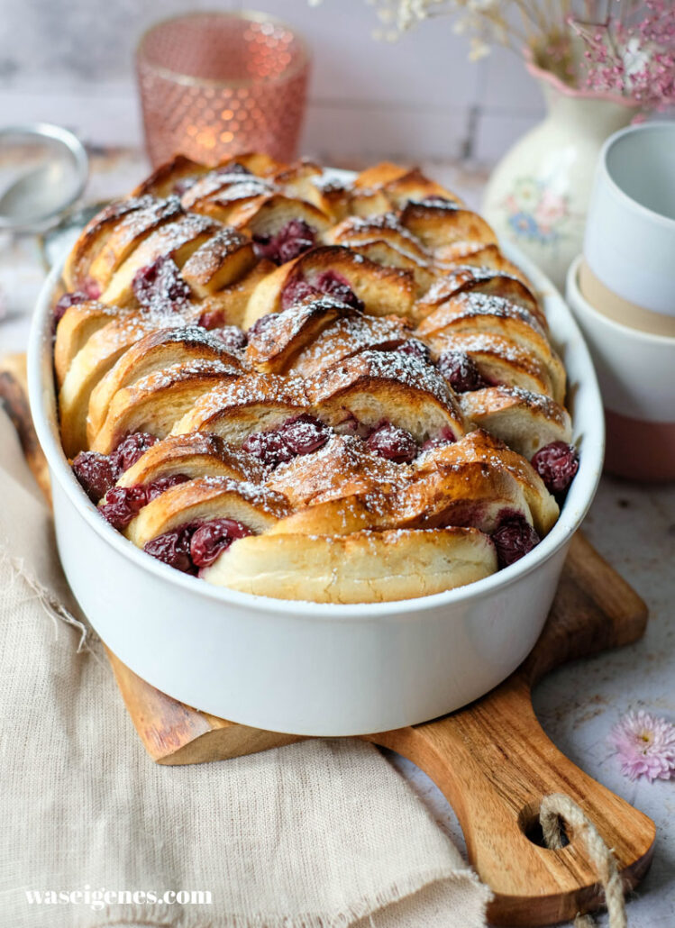 Schnell vorbereitet, herrlich fluffig und fruchtig-süß – dieser French Toast Auflauf mit Brioche und Kirschen ist der perfekte Brunch- und Dessert-Hit | waseigenes.com