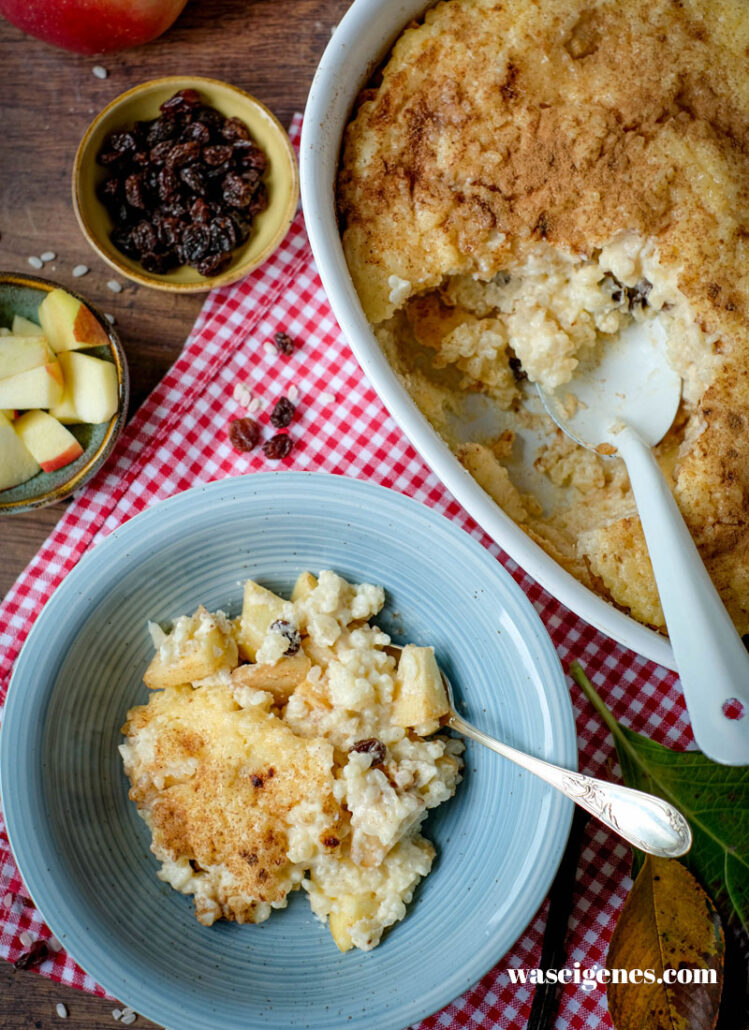 Goldbrauner Milchreisauflauf mit Äpfeln und Rosinen, frisch aus dem Ofen | waseigenes.com