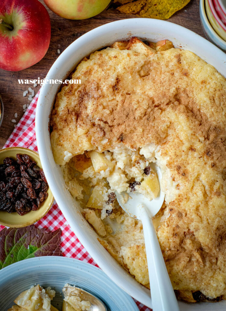 Goldbrauner Milchreisauflauf mit Äpfeln und Rosinen, frisch aus dem Ofen | waseigenes.com