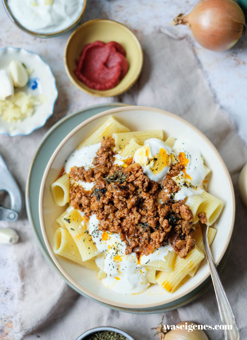 Türkische Pasta mit Hackfleisch, Knoblauch-Joghurt & Minzbutter | waseigenes.com