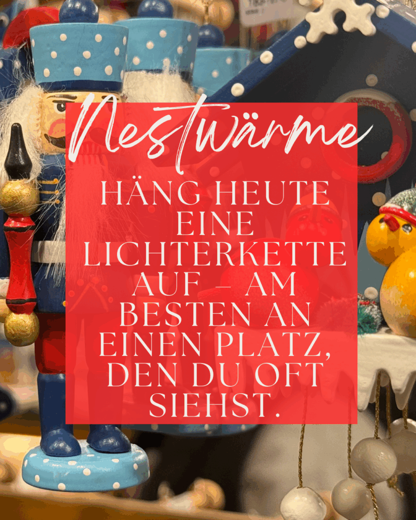 Dezembermomente - Hänge heute eine Lichterkette auf -
am besten an einen Platz,
den Du oft siehst.