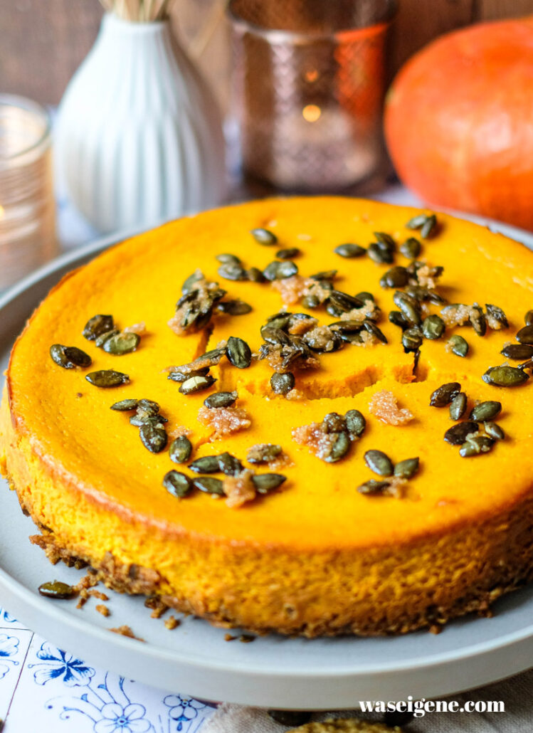 Cremiger Kürbis-Cheesecake mit karamellisierten Kürbiskern-Deko