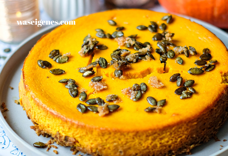 Cremiger Kürbis-Cheesecake mit karamellisierten Kürbiskern-Deko