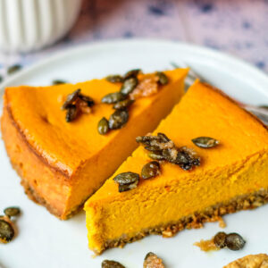 Kürbis-Cheesecake auf Teller, angeschnitten