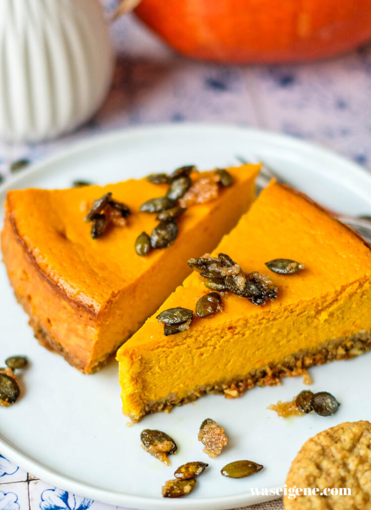 Kürbis-Cheesecake auf Teller, angeschnitten