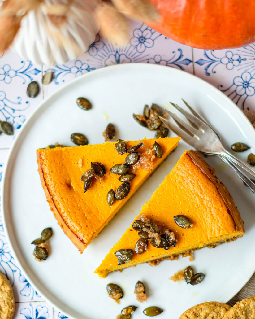Kürbis-Cheesecake auf Teller, angeschnitten