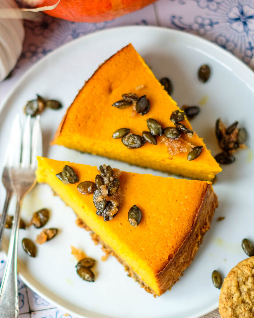 Kürbis-Cheesecake auf Teller, angeschnitten