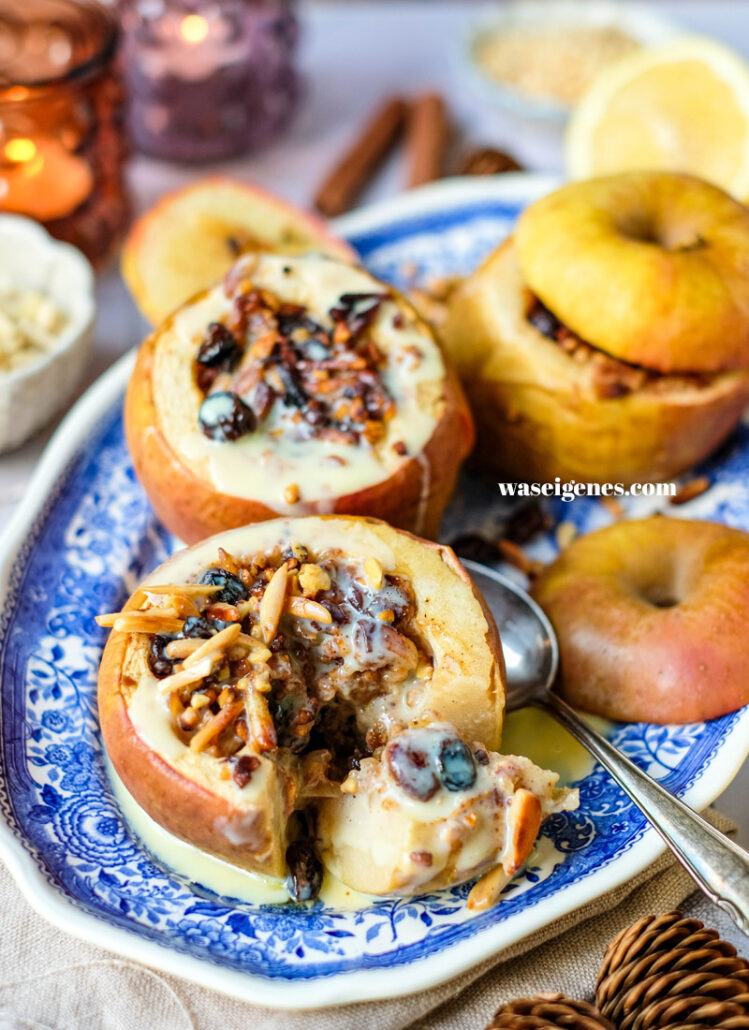 Bratapfel frisch aus dem Ofen mit Vanillesoße