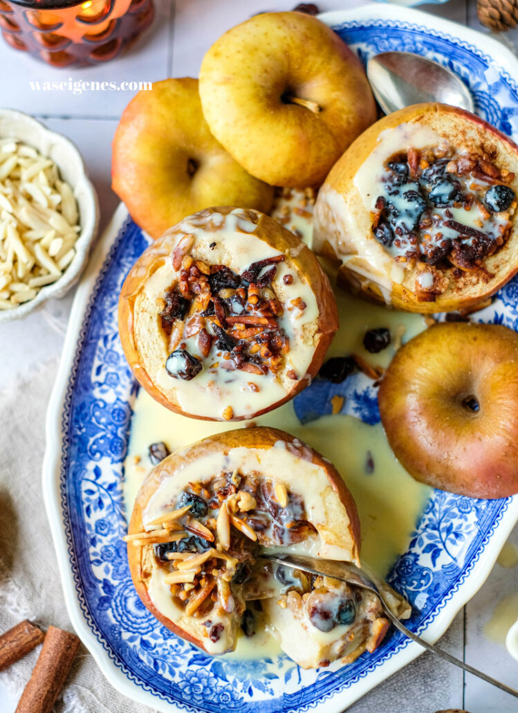 Bratapfel frisch aus dem Ofen mit Vanillesoße