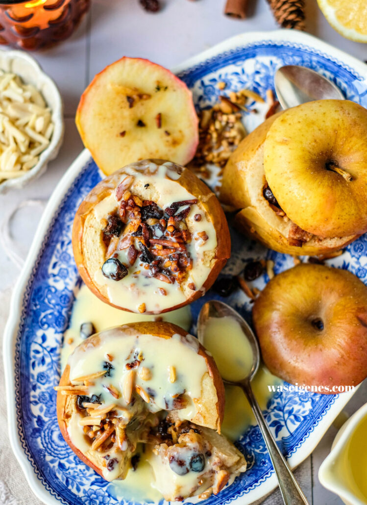 Bratapfel frisch aus dem Ofen mit Vanillesoße