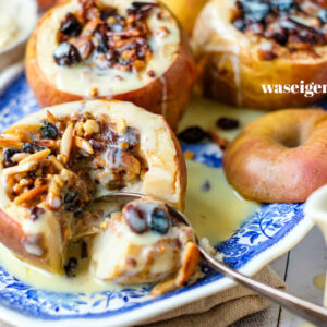 Bratapfel frisch aus dem Ofen mit Vanillesoße