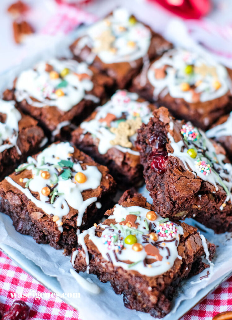 Fudgy Weihnachtsbrownies mit Cranberries, Pekannüssen und Zimt – saftig, aromatisch.