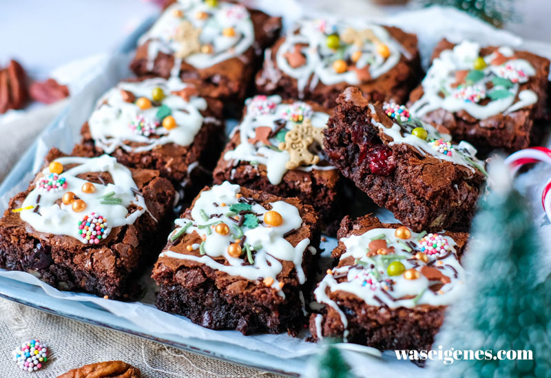 Fudgy Weihnachtsbrownies mit Cranberries, Pekannüssen und Zimt – saftig, aromatisch.