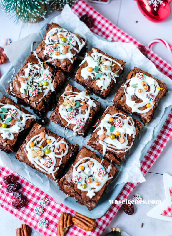 Fudgy Weihnachtsbrownies mit Cranberries, Pekannüssen und Zimt – saftig, aromatisch.