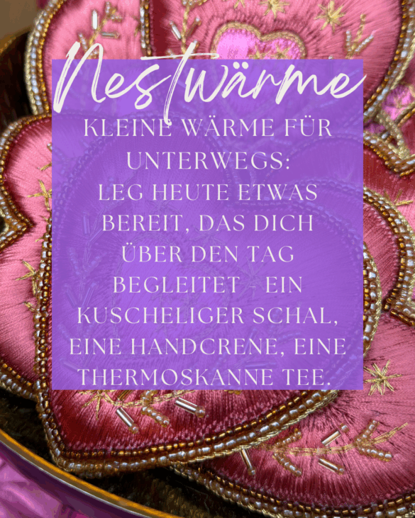 Dezembermomente ~ Ein kleiner Stern pro Tag – für gute Gefühle, Achtsamkeit & Wärme im Advent. Kleine Wärme für unterwegs: Leg heute etwas bereit, das Dich über den Tag begleitet - Ein kuscheliger Schal, eine Handcreme, eine Thermoskanne Tee.