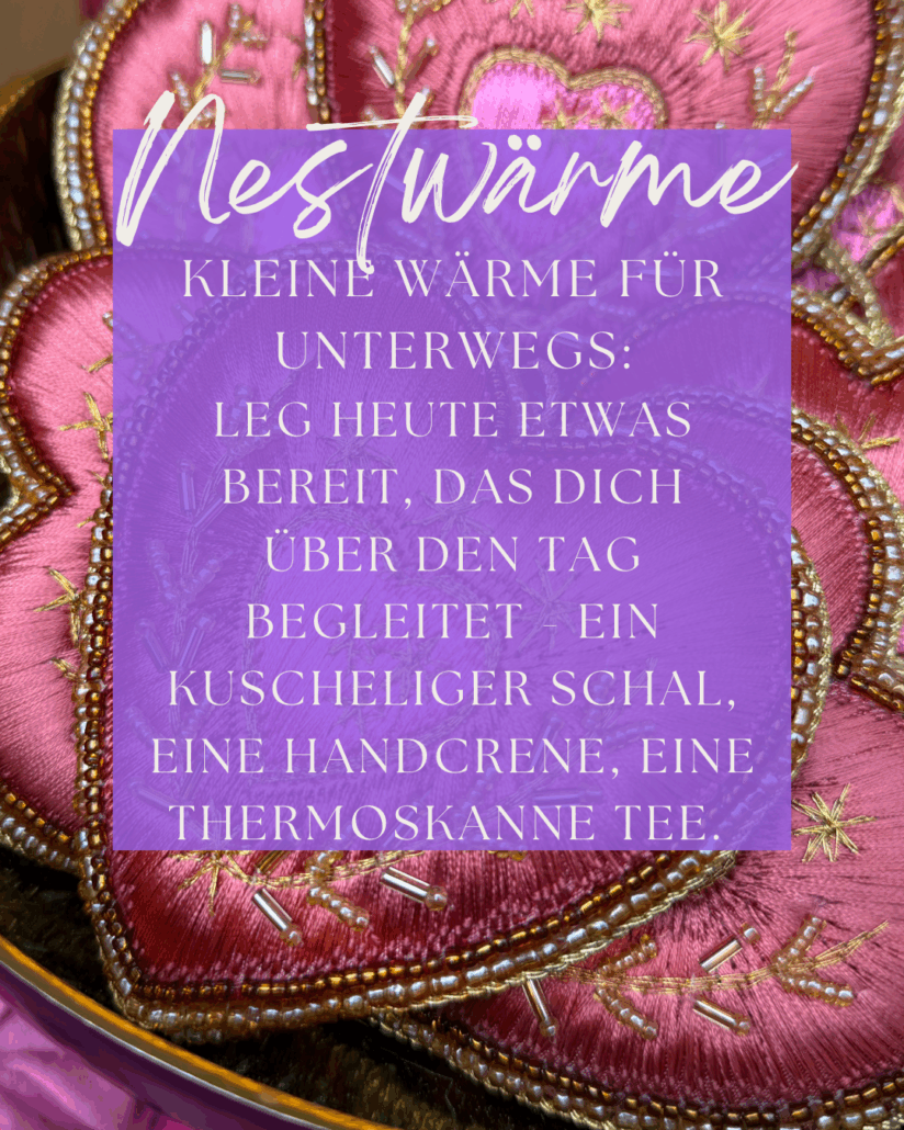 Dezembermomente ~ Ein kleiner Stern pro Tag – für gute Gefühle, Achtsamkeit & Wärme im Advent.
Kleine Wärme für unterwegs:
Leg heute etwas bereit, das Dich über den Tag begleitet -
Ein kuscheliger Schal, eine Handcreme, eine Thermoskanne Tee.