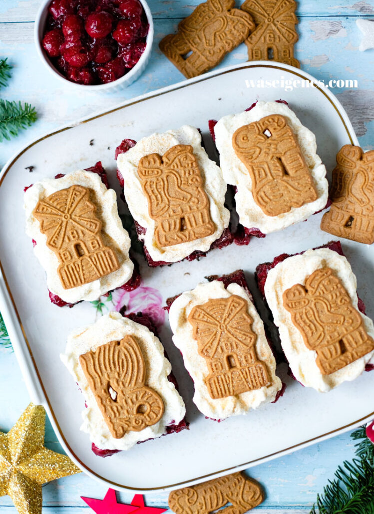 Spekulatius-Schnitten mit Kirschen | Weihnachtskuchen vom Blech | waseigenes.com