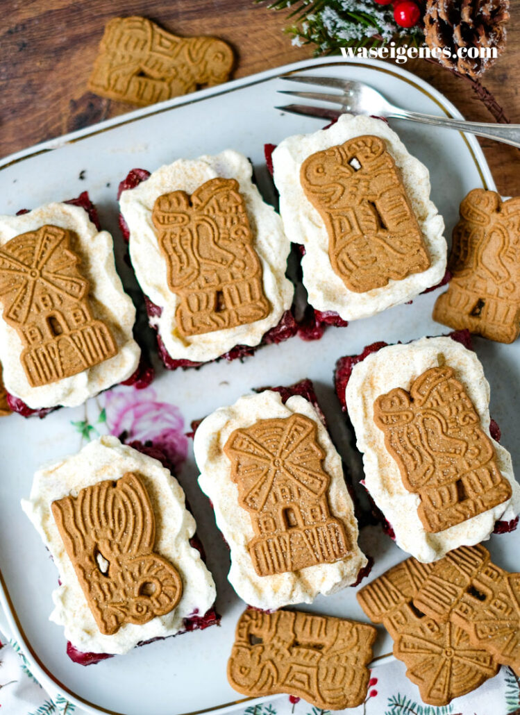 Spekulatius-Schnitten mit Kirschen | Weihnachtskuchen vom Blech | waseigenes.com