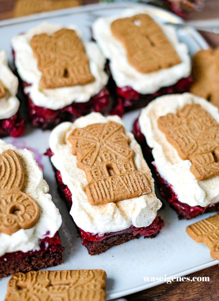 Spekulatius-Schnitten mit Kirschen | Weihnachtskuchen vom Blech | waseigenes.com