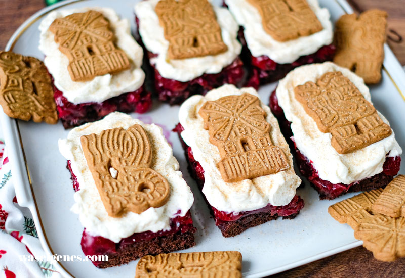 Spekulatius-Schnitten mit Kirschen | Weihnachtskuchen vom Blech | waseigenes.com