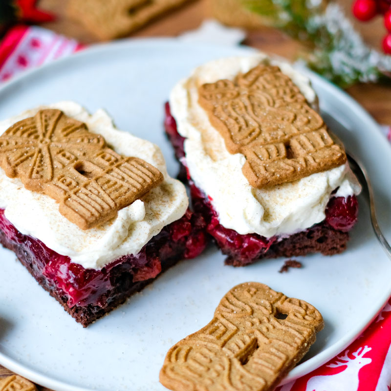 Spekulatius-Schnitten mit Kirschen | Weihnachtskuchen vom Blech | waseigenes.com