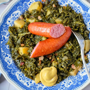 Deftiger Grünkohl mit Kartoffeln und Mettwürstchen | waseigenes.com