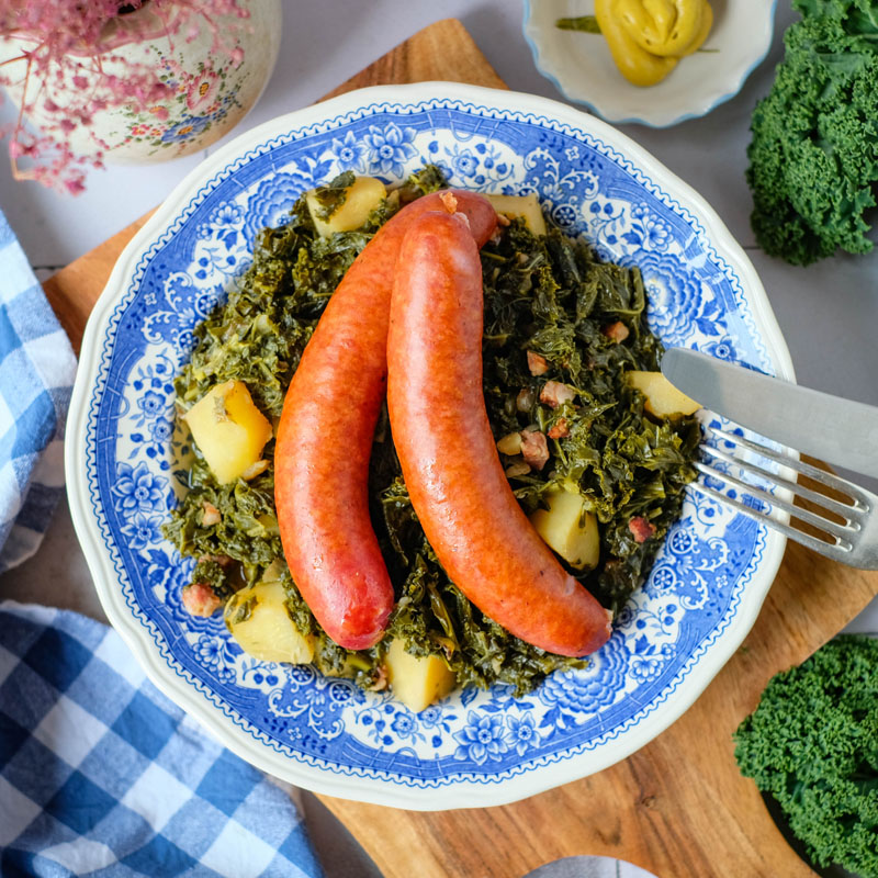 Deftiger Grünkohl mit Kartoffeln und Mettwürstchen | waseigenes.com