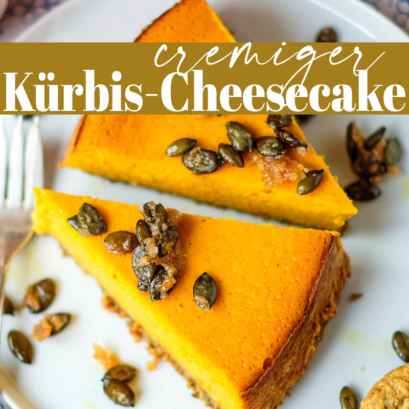 Kürbis-Cheesecake auf Teller, angeschnitten