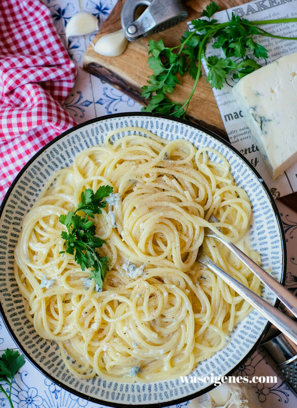 Cremige Gorgonzola Pasta serviert auf Teller
