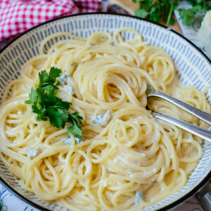 Cremige Gorgonzola Pasta serviert auf Teller