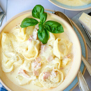 Tortellini alla Panna: Cremige Tortellini in Sahnesauce