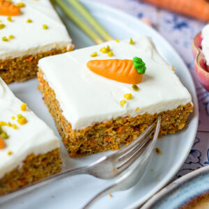 Möhrenkuchen vom Blech mit Sahne-Frischkäse-Topping