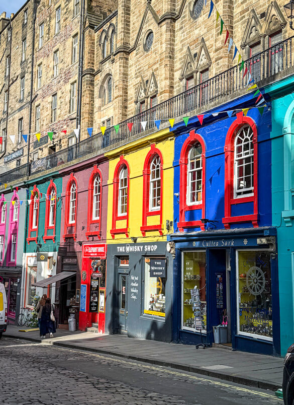 Victoria Street in Edinburgh mit bunten Häusern und Kopfsteinpflaster