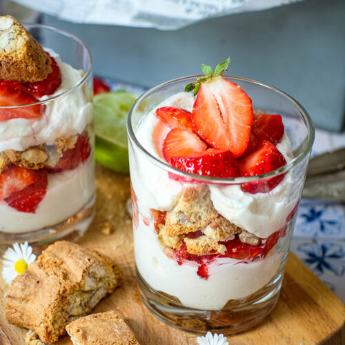 Erdbeer-Dessert im Glas mit Cantuccini, Mascarpone & Ricotta