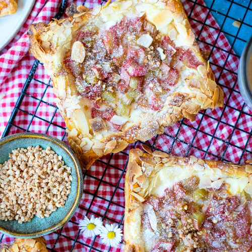 Schnelle Rhabarber-Schnitten mit Blätterteig & Frischkäse