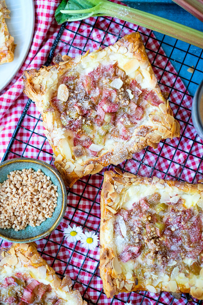 Schnelle Rhabarber-Schnitten mit Blätterteig & Frischkäse