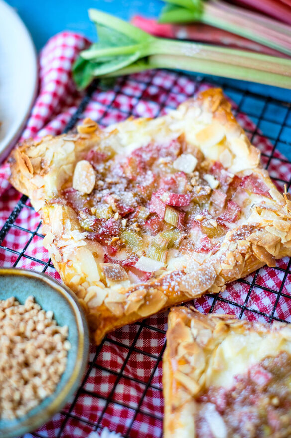 Schnelle Rhabarber-Schnitten mit Blätterteig & Frischkäse