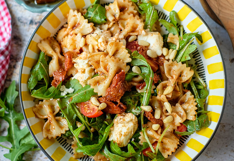 Rezept: Italienischer Nudelsalat mit Rucola, Mozzarella und passierten Tomaten | Einfacher mediterraner Nudelsalat | waseigenes.com