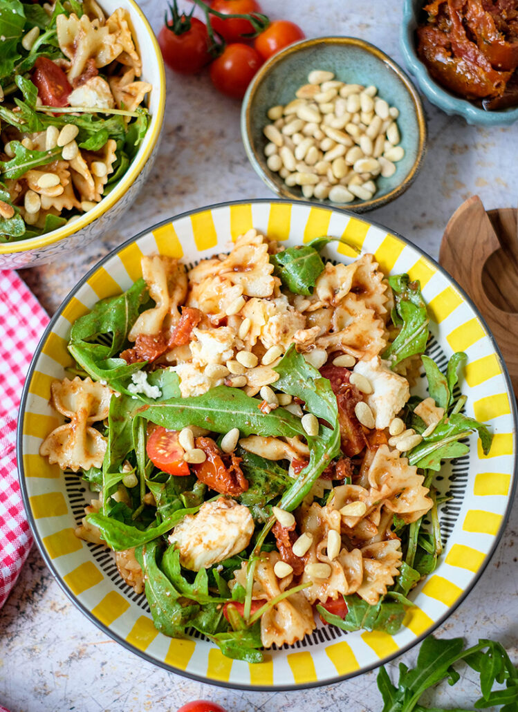 Rezept: Italienischer Nudelsalat mit Rucola, Mozzarella und passierten Tomaten | Einfacher mediterraner Nudelsalat | waseigenes.com