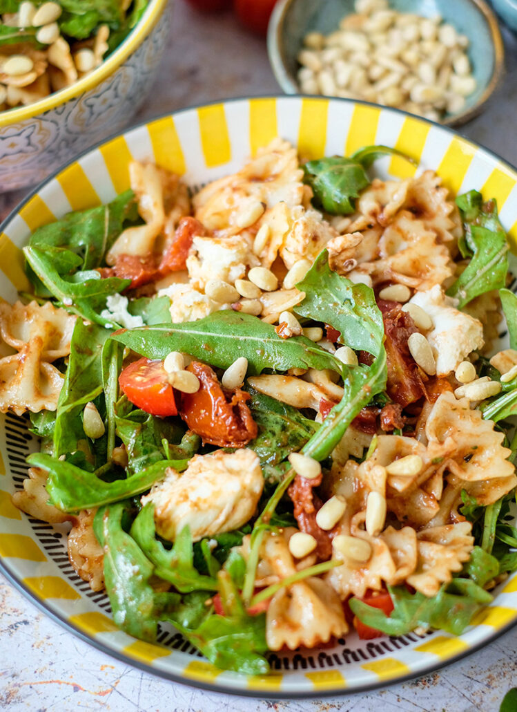 Rezept: Italienischer Nudelsalat mit Rucola, Mozzarella und passierten Tomaten | Einfacher mediterraner Nudelsalat | waseigenes.com