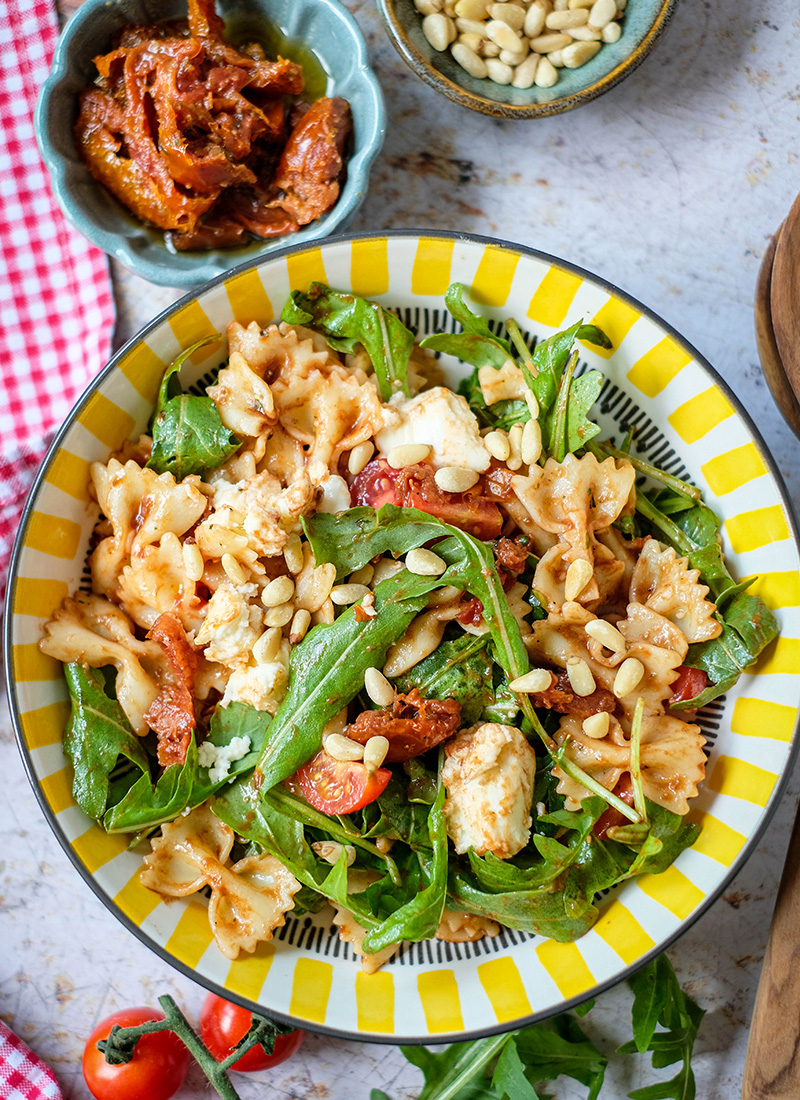 Rezept: Italienischer Nudelsalat mit Rucola, Mozzarella und passierten Tomaten | Einfacher mediterraner Nudelsalat | waseigenes.com