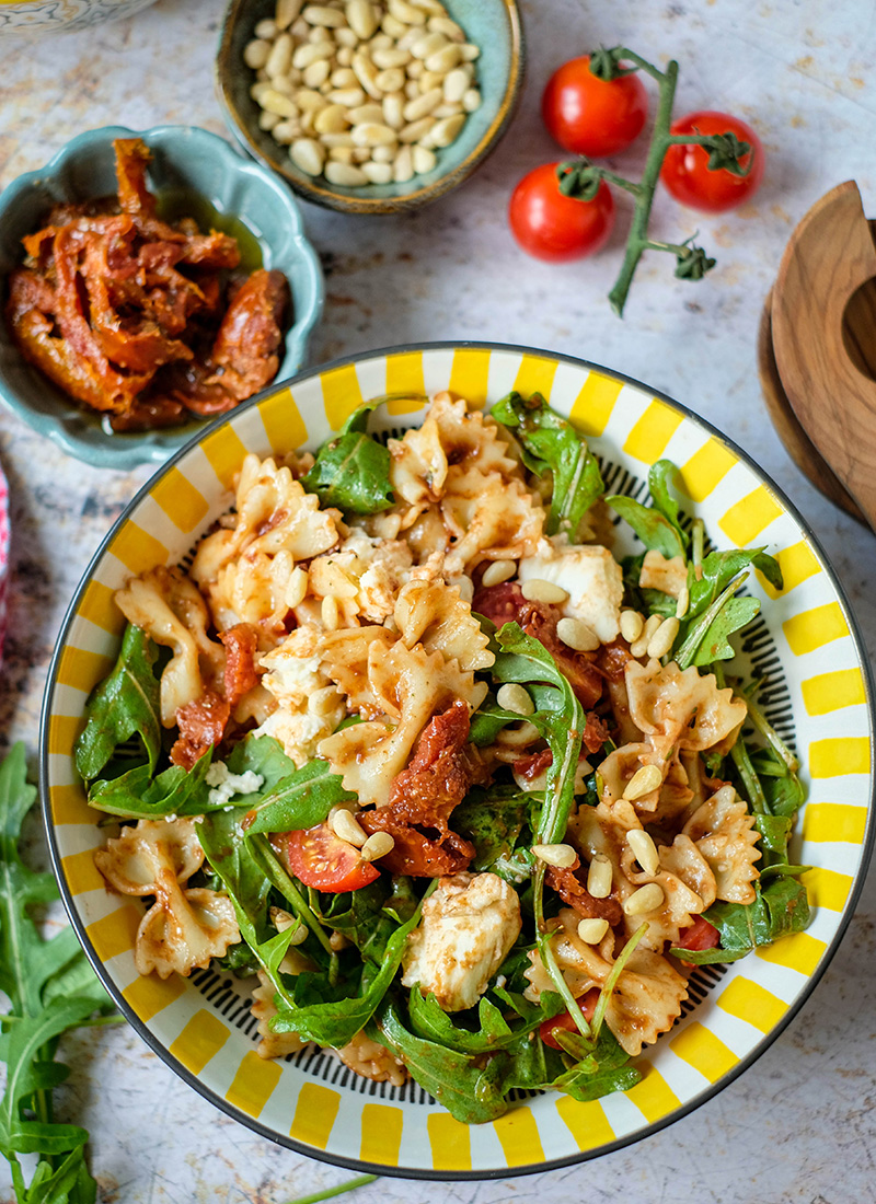 Rezept: Italienischer Nudelsalat mit Rucola, Mozzarella und passierten Tomaten | Einfacher mediterraner Nudelsalat | waseigenes.com