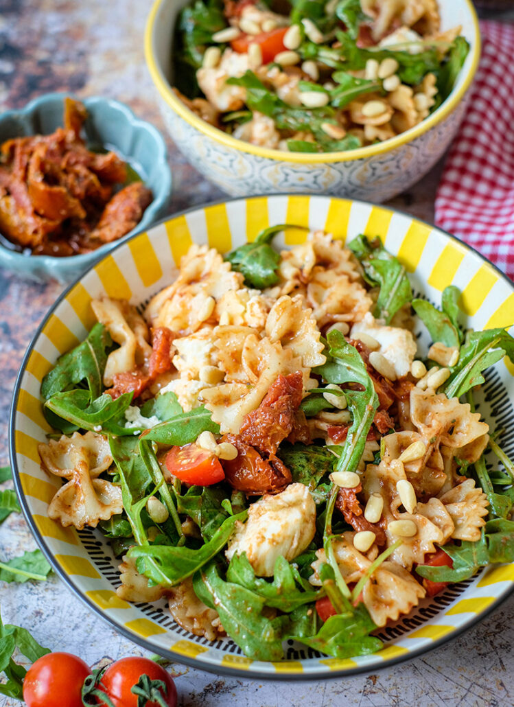 Rezept: Italienischer Nudelsalat mit Rucola, Mozzarella und passierten Tomaten | Einfacher mediterraner Nudelsalat | waseigenes.com