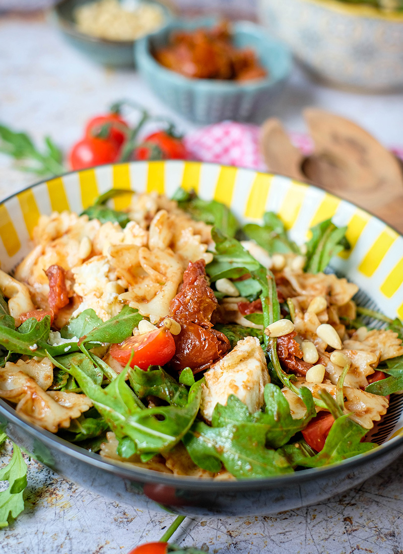 Rezept: Italienischer Nudelsalat mit Rucola, Mozzarella und passierten Tomaten | Einfacher mediterraner Nudelsalat | waseigenes.com