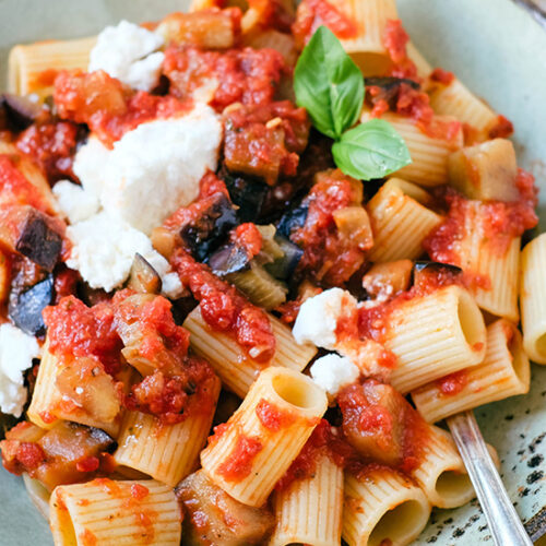 Rezept: Pasta alla Norma, köstliches Sommer-Nudelgericht mit Aubergine und Tomate | waseigenes.com